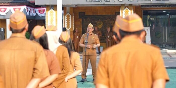 Bupati Barito Utara, H Shalahuddin ST MT saat kegiatan apel pagi di lingkungan Pemkab Barito Utara di halaman Kantor Bupati, Selasa (11/8). Bupati Barito Utara, H Shalahuddin ST MT saat kegiatan apel pagi di lingkungan Pemkab Barito Utara di halaman Kantor Bupati, Selasa (11/8).