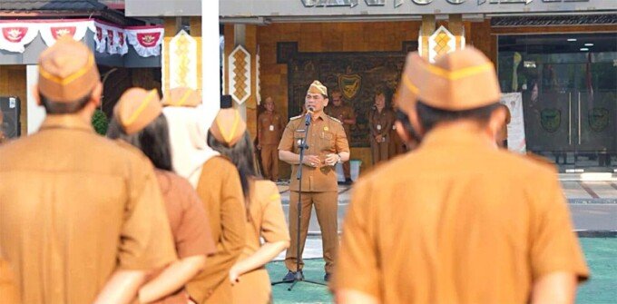 Bupati Barito Utara, H Shalahuddin ST MT saat kegiatan apel pagi di lingkungan Pemkab Barito Utara di halaman Kantor Bupati, Selasa (11/8). Bupati Barito Utara, H Shalahuddin ST MT saat kegiatan apel pagi di lingkungan Pemkab Barito Utara di halaman Kantor Bupati, Selasa (11/8).