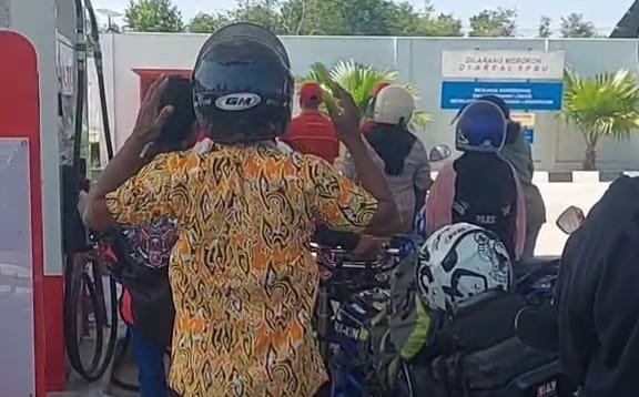 Suasana Saat Para Pengendara Menyanyikan Lagu Kebangsaan Indonesia Raya di SPBU Bundaran Tudung Saji, Senin (17/8/2026)