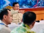Presiden Prabowo Subianto saat memimpin rapat penanggulangan bencana karhutla di Palangka Raya, Kalteng, Sabtu (22/8).
