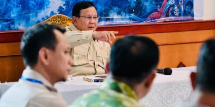 Presiden Prabowo Subianto saat memimpin rapat penanggulangan bencana karhutla di Palangka Raya, Kalteng, Sabtu (22/8).