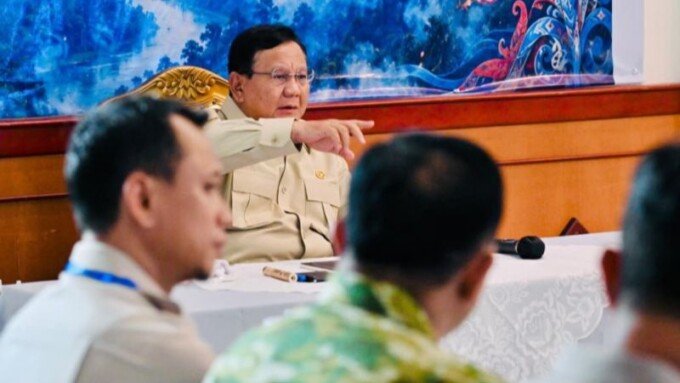 Presiden Prabowo Subianto saat memimpin rapat penanggulangan bencana karhutla di Palangka Raya, Kalteng, Sabtu (22/8).