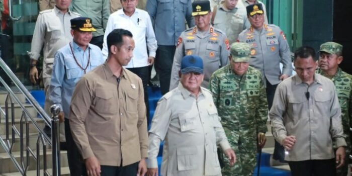 Presiden Prabowo Subianto, didampingi Gubernur Kalteng Agustiar Sabran dan pejabat tinggi dari forkopimda dan pusat usai memimpin rapat penanganan Karhutla di Posko Aju, Kalteng, Sabtu (22/8).