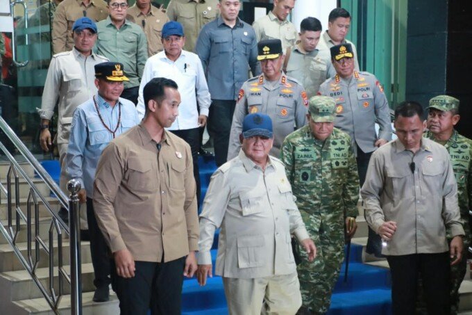 Presiden Prabowo Subianto, didampingi Gubernur Kalteng Agustiar Sabran dan pejabat tinggi dari forkopimda dan pusat usai memimpin rapat penanganan Karhutla di Posko Aju, Kalteng, Sabtu (22/8).
