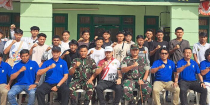 kotim Staf Ahli Bupati Bidang Pemerintahan, Hukum, dan Politik, Wim RK Benung, saat melepas tim sepak bola Kabupaten Kotawaringin Timur yang akan berlaga pada Kejuaraan Piala Gubernur Kalimantan Tengah di Palangka Raya.