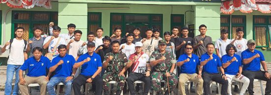 Staf Ahli Bupati Bidang Pemerintahan, Hukum, dan Politik, Wim RK Benung, saat melepas tim sepak bola Kabupaten Kotawaringin Timur yang akan berlaga pada Kejuaraan Piala Gubernur Kalimantan Tengah di Palangka Raya.