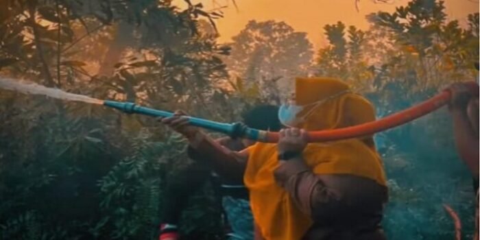 Wakil Bupati Kotim, Irawati, turut serta memadakan api yang membakar lahan, beberapa hari lalu. Wakil Bupati Kotim, Irawati, turut serta memadakan api yang membakar lahan, beberapa hari lalu.