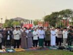Bupati Kotim Halikinnor, bersama Forkopimda saat mengikuti Salat Istisqa di halaman Kantor Bupati Kotim, Kamis (27/8/2026). Bupati Kotim Halikinnor, bersama Forkopimda saat mengikuti Salat Istisqa di halaman Kantor Bupati Kotim, Kamis (27/8/2026).