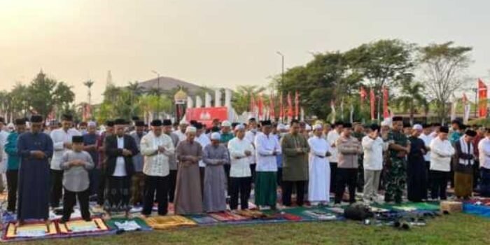 Bupati Kotim Halikinnor, bersama Forkopimda saat mengikuti Salat Istisqa di halaman Kantor Bupati Kotim, Kamis (27/8/2026).