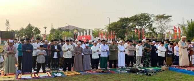 Bupati Kotim Halikinnor, bersama Forkopimda saat mengikuti Salat Istisqa di halaman Kantor Bupati Kotim, Kamis (27/8/2026).