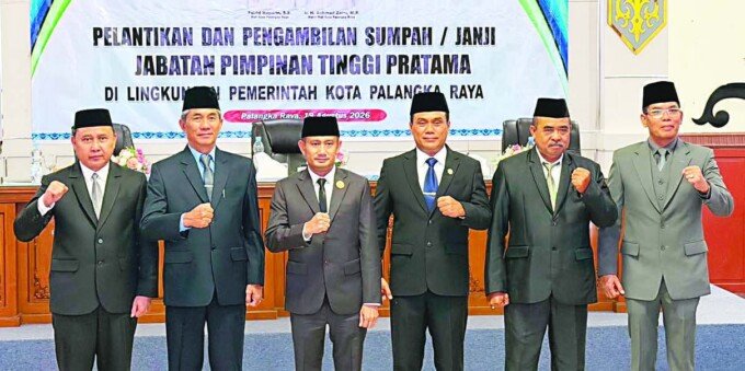 Wali Kota Palangka Raya, Fairid Naparin usai melantik Alman P Pakpahan sebagai Kadis Dukcapil Kota Palangka Raya dan Sabirin Muhtar sebagai Staf Ahli Bidang Pemerintahan, Hukum, dan Politik, di Wali Kota Palangka Raya, Rabu (19/8).