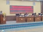 Mina Irawati saat membacakan pendapat akhir Fraksi PDI Perjuangan terhadap Rancangan Peraturan Daerah tentang Perubahan APBD Kabupaten Kotawaringin Barat Tahun Anggaran 2026 dalam rapat paripurna DPRD Kobar ke-8 Masa Persidangan I Tahun Sidang 2026/2027.
