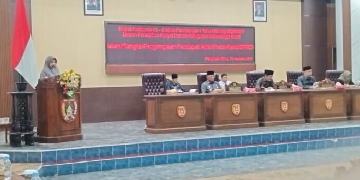 Mina Irawati saat membacakan pendapat akhir Fraksi PDI Perjuangan terhadap Rancangan Peraturan Daerah tentang Perubahan APBD Kabupaten Kotawaringin Barat Tahun Anggaran 2026 dalam rapat paripurna DPRD Kobar ke-8 Masa Persidangan I Tahun Sidang 2026/2027. Mina Irawati saat membacakan pendapat akhir Fraksi PDI Perjuangan terhadap Rancangan Peraturan Daerah tentang Perubahan APBD Kabupaten Kotawaringin Barat Tahun Anggaran 2026 dalam rapat paripurna DPRD Kobar ke-8 Masa Persidangan I Tahun Sidang 2026/2027.