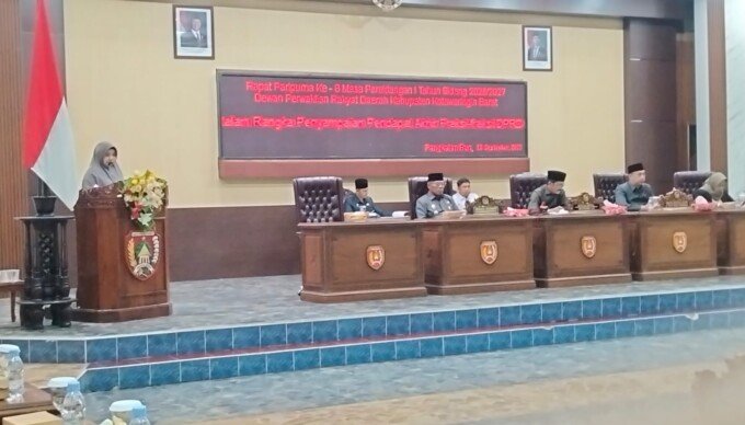 Mina Irawati saat membacakan pendapat akhir Fraksi PDI Perjuangan terhadap Rancangan Peraturan Daerah tentang Perubahan APBD Kabupaten Kotawaringin Barat Tahun Anggaran 2026 dalam rapat paripurna DPRD Kobar ke-8 Masa Persidangan I Tahun Sidang 2026/2027.