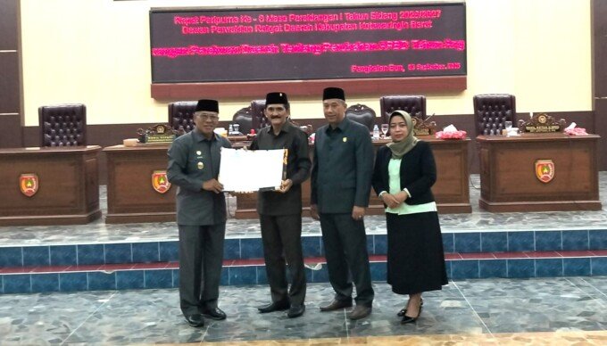Wakil Bupati Kobar Suyanto hadir mewakili Bupati Kobar Hj Nurhidayah saat menghadiri Rapat Paripurna ke-8 Masa Persidangan I Tahun Sidang 2026/2027 di Gedung DPRD Kobar, Rabu, 23 September 2026.