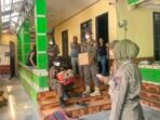 Satuan Polisi Pamong Praja Kabupaten Kotawaringin Barat mengamankan seorang penjual dan pembeli minuman beralkohol dalam patroli di Jalan H.M. Rafi'i, Kelurahan Madurejo, Kecamatan Arut Selatan, Rabu, 23 September 2026.