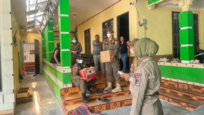 Satuan Polisi Pamong Praja Kabupaten Kotawaringin Barat mengamankan seorang penjual dan pembeli minuman beralkohol dalam patroli di Jalan H.M. Rafi'i, Kelurahan Madurejo, Kecamatan Arut Selatan, Rabu, 23 September 2026.