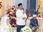 Bupati Barito Utara, H Shalahuddin ST MT menjadi saksi nikah pada prosesi akad, di Gedung Balai Antang, Muara Teweh, Senin (31/8).