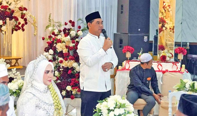 Bupati Barito Utara, H Shalahuddin ST MT menjadi saksi nikah pada prosesi akad, di Gedung Balai Antang, Muara Teweh, Senin (31/8).