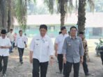 Bupati Barito Utara, H Shalahuddin ST MT, didampingi Wakil Bupati, Felix Sonadie Y Tingan, meninjau langsung kelayakan fasilitas sekolah, di Desa Batu Raya I, Jumat (11/9).