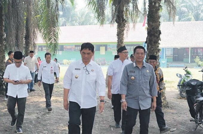 Bupati Barito Utara, H Shalahuddin ST MT, didampingi Wakil Bupati, Felix Sonadie Y Tingan, meninjau langsung kelayakan fasilitas sekolah, di Desa Batu Raya I, Jumat (11/9).