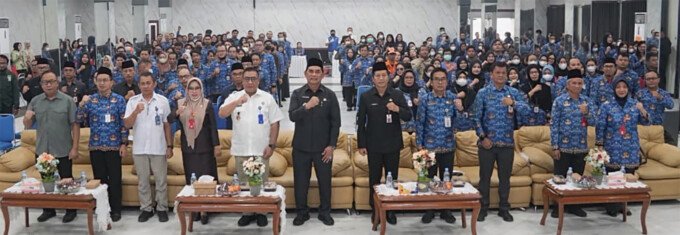 Bupati Barito Utara, H Shalahuddin ST MT memberikan arahan dalam kegiatan Deteksi Dini dan Pencegahan Penyalahgunaan Narkotika melalui tes urine bagi jajaran ASN, di Gedung Balai Antang, Muara Teweh, Kamis (17/9).