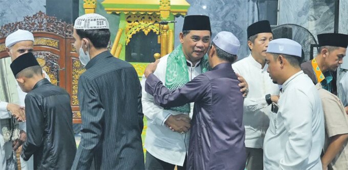Bupati Barito Utara, H Shalahuddin ST MT memberikan sambutan pada agenda Kuliah Subuh bersama ulama asal Hadramaut, Al Munshif Al Habib Abdul Rahman bin Muhammad As Segaf, di Masjid Jami, Muara Teweh, Sabtu (19/9) subuh.