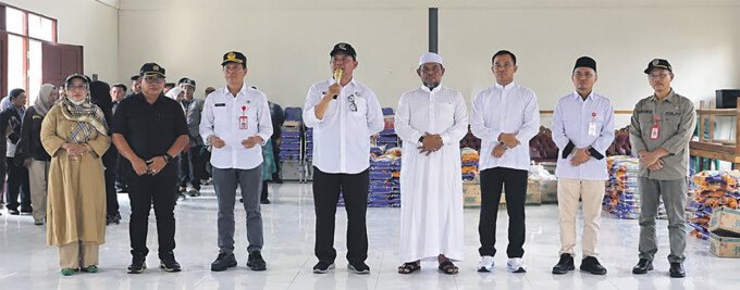 Bupati Barito Utara, H Shalahuddin ST MT memberikan sambutan pada gelaran Operasi Pasar Murah di Desa Liju, Kecamatan Teweh Timur, Jumat (18/9).