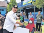 Bupati Barito Utara, H Shalahuddin ST MT secara simbolis menyerahkan bantuan pendidikan program SIP Pintar Peduli dan SIP Pintar Juara kepada siswa SDN Benangin, Jumat (18/9). Bupati Barito Utara, H Shalahuddin ST MT secara simbolis menyerahkan bantuan pendidikan program SIP Pintar Peduli dan SIP Pintar Juara kepada siswa SDN Benangin, Jumat (18/9).