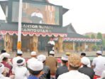 Bupati Barito Utara, H Shalahuddin ST MT memberikan arahan sebelum pelaksanaan Salat Istisqa untuk memohon turunnya hujan, di Halaman Kantor Bupati setempat, Minggu (30/8). Bupati Barito Utara, H Shalahuddin ST MT memberikan arahan sebelum pelaksanaan Salat Istisqa untuk memohon turunnya hujan, di Halaman Kantor Bupati setempat, Minggu (30/8).