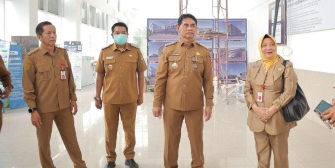 Bupati Barito Utara, H Shalahuddin ST MT (dua dari kanan) bersama Wakil Bupati, Felix Sonadie Y Tingan AMd, danSekda , Drs Muhlis melakukan inspeksi mendadak guna memantau progres renovasi RSUD Muara Teweh, Selasa (15/9).