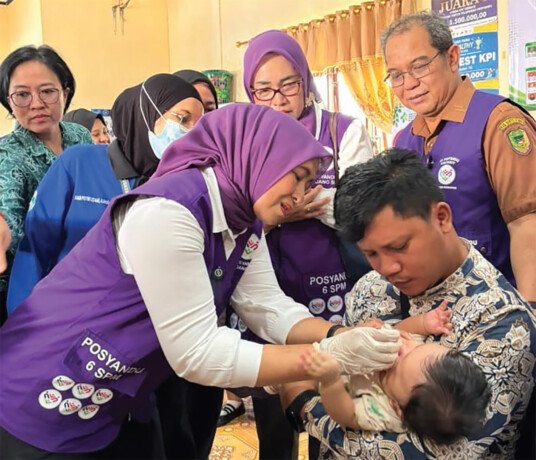 Ketua Tim Penggerak (TP) Posyandu Kabupaten Barito Utara, Hj Maya Savitri Shalahuddin, memberikan pembinaan ILP di Posyandu Kenanga, Desa Lemo II, Kecamatan Teweh Tengah, Senin (14/9).