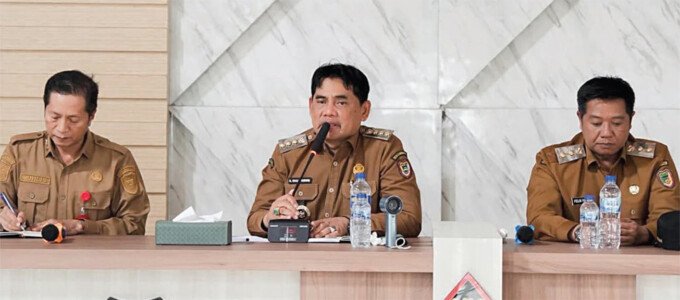 Bupati Barito Utara, H Shalahuddin ST MT, didampingi Wakil Bupati, Felix Soenadie Y Tingan saat menggelar kunjungan kerja dan audiensi bersama jajaran ASN Pemerintah Kecamatan Lahei Barat, Selasa (8/9).