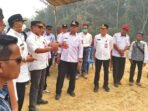 Bupati Barito Utara, H Shalahuddin ST MT didampingi Wakil Bupati, Felix Sonadie Y Tingan, Sekda Drs Muhlis, dan sejumlah kepala OPD meninjau pembukaan jalan penghubung menuju Desa Butong, Kecamatan Teweh Selatan, Rabu (2/9). Bupati Barito Utara, H Shalahuddin ST MT didampingi Wakil Bupati, Felix Sonadie Y Tingan, Sekda Drs Muhlis, dan sejumlah kepala OPD meninjau pembukaan jalan penghubung menuju Desa Butong, Kecamatan Teweh Selatan, Rabu (2/9).