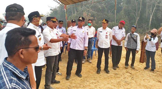 Bupati Barito Utara, H Shalahuddin ST MT didampingi Wakil Bupati, Felix Sonadie Y Tingan, Sekda Drs Muhlis, dan sejumlah kepala OPD meninjau pembukaan jalan penghubung menuju Desa Butong, Kecamatan Teweh Selatan, Rabu (2/9). Bupati Barito Utara, H Shalahuddin ST MT didampingi Wakil Bupati, Felix Sonadie Y Tingan, Sekda Drs Muhlis, dan sejumlah kepala OPD meninjau pembukaan jalan penghubung menuju Desa Butong, Kecamatan Teweh Selatan, Rabu (2/9).