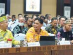 Bupati Barito Utara, H Shalahuddin ST MT (tengah) menghadiri Rapat Koordinasi Penanganan dan Pencegahan Karhutla pada Perkebunan Kelapa Sawit di Provinsi Kalimantan Tengah yang digelar, di Aula Jayang Tingang, Jumat (4/9). Bupati Barito Utara, H Shalahuddin ST MT (tengah) menghadiri Rapat Koordinasi Penanganan dan Pencegahan Karhutla pada Perkebunan Kelapa Sawit di Provinsi Kalimantan Tengah yang digelar, di Aula Jayang Tingang, Jumat (4/9).