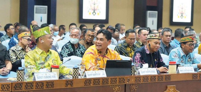 Bupati Barito Utara, H Shalahuddin ST MT (tengah) menghadiri Rapat Koordinasi Penanganan dan Pencegahan Karhutla pada Perkebunan Kelapa Sawit di Provinsi Kalimantan Tengah yang digelar, di Aula Jayang Tingang, Jumat (4/9).
