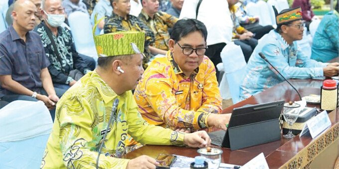 Bupati Barito Utara, H Shalahuddin ST MT menghadiri Rapat Koordinasi Penanganan dan Pencegahan Karhutla pada Perkebunan Kelapa Sawit Provinsi Kalimantan Tengah, di Aula Jayang Tingang, Jumat (4/9).