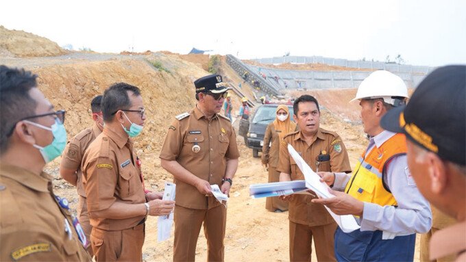 Bupati Barito Utara, H Shalahuddin ST MT, meninjau progres pelebaran jalan di Kota Muara Teweh l, dan Instalasi Pengolahan Air PDAM di Kawasan IKK Jingah, Selasa (8/9).