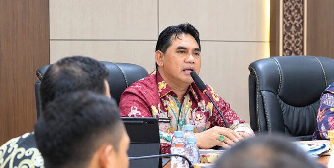 Bupati Barito Utara, H Shalahuddin ST MT memimpin rapat pembentukan Satuan Tugas (Satgas) Pengawasan BBM dan LPG, di Ruang Rapat A Setda setempat, Kamis (10/9).