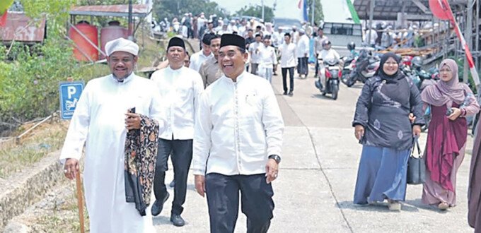 Bupati Barito Utara, H Shalahuddin ST MT menghadiri peringatan Haul ke-5 almarhum Abuya Syeikh Ahmad Fahmi Zamzam MA, di Musala Qurratul ‘Ain, Pondok Pesantren Yasin, Muara Teweh, Sabtu (12/9).