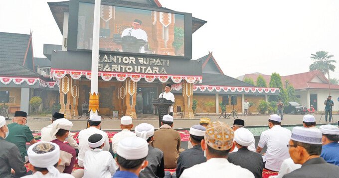 Bupati Barito Utara, H Shalahuddin ST MT memberikan arahan sebelum pelaksanaan Salat Istisqa untuk memohon turunnya hujan, di Halaman Kantor Bupati setempat, Minggu (30/8).
