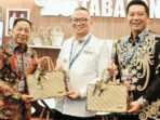 Wakil Bupati Barito Utara, Felix Sonadie Y Tingan (kanan) meninjau stan produk unggulan daerah APKASI Otonomi Expo (AOE) 2026 di ICE BSD, Tangerang Selatan, Kamis (27/8).