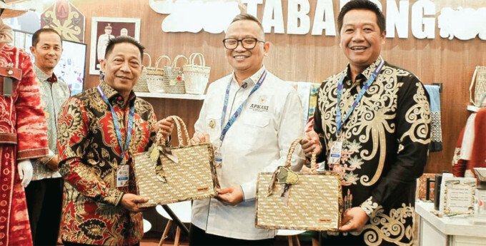 Wakil Bupati Barito Utara, Felix Sonadie Y Tingan (kanan) meninjau stan produk unggulan daerah APKASI Otonomi Expo (AOE) 2026 di ICE BSD, Tangerang Selatan, Kamis (27/8).