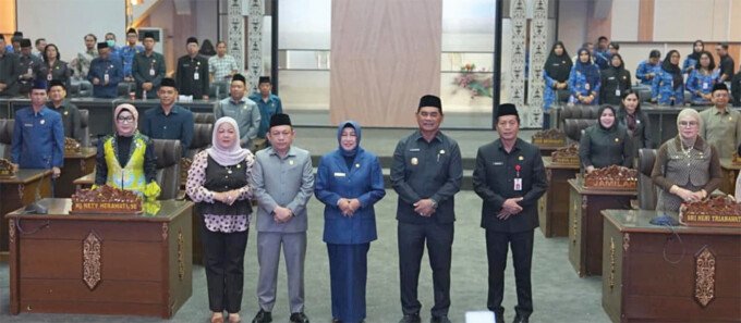 Bupati Barito Utara, H Shalahuddin ST MT usai pidato pada Rapat Paripurna, dengan agenda penyampaian pendapat akhir fraksi terkait Raperda APBD Perubahan 2026, di Ruang Sidang Paripurna DPRD setempat, Kamis (17/9).