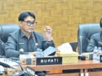 Bupati Barito Utara, H Shalahuddin ST MT memberikan sambutan pada agenda Kuliah Subuh bersama ulama asal Hadramaut, Al Munshif Al Habib Abdul Rahman bin Muhammad As Segaf, di Masjid Jami, Muara Teweh, Sabtu (19/9) subuh. Bupati Barito Utara, H Shalahuddin ST MT memberikan sambutan pada agenda Kuliah Subuh bersama ulama asal Hadramaut, Al Munshif Al Habib Abdul Rahman bin Muhammad As Segaf, di Masjid Jami, Muara Teweh, Sabtu (19/9) subuh.
