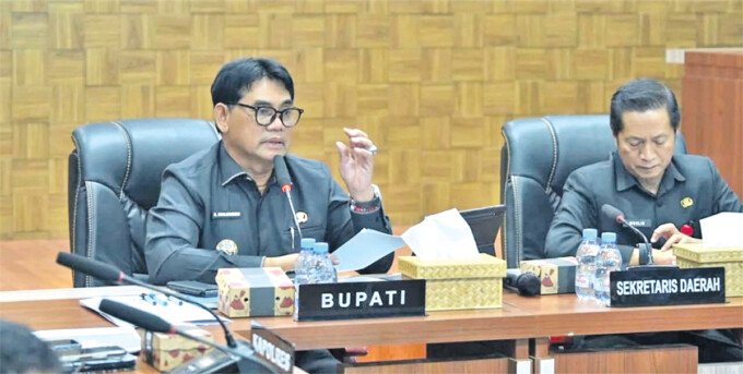 Bupati Barito Utara, H Shalahuddin ST MT didampingi Sekertaris Daerah, Drs Muhlis pada Rakor Penanganan Karhutla di Ruang Rapat A Setda, Kantor Bupati Barito Utara, Kamis (17/9).