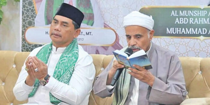Bupati Barito Utara, H Shalahuddin ST MT bersama ulama asal Hadramaut, Al Munshib Al Habib Abd Rahman bin Muhammad As Segaf, menggelar peringatan Maulid Nabi Muhammad SAW. 1448 Hijriah, di Rumah Jabatan Bupati, Jumat (18/9) malam. Bupati Barito Utara, H Shalahuddin ST MT bersama ulama asal Hadramaut, Al Munshib Al Habib Abd Rahman bin Muhammad As Segaf, menggelar peringatan Maulid Nabi Muhammad SAW. 1448 Hijriah, di Rumah Jabatan Bupati, Jumat (18/9) malam.