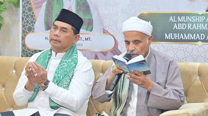 Bupati Barito Utara, H Shalahuddin ST MT bersama ulama asal Hadramaut, Al Munshib Al Habib Abd Rahman bin Muhammad As Segaf, menggelar peringatan Maulid Nabi Muhammad SAW. 1448 Hijriah, di Rumah Jabatan Bupati, Jumat (18/9) malam.