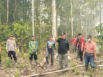 Bupati Barito Utara, H Shalahuddin ST MT didampingi Plt Camat Teweh Selatan, Hery Jhon Setiawan, meninjau langsung operasional pemadaman Karhutla, di wilayah Kecamatan Teweh Selatan, Minggu (20/9).